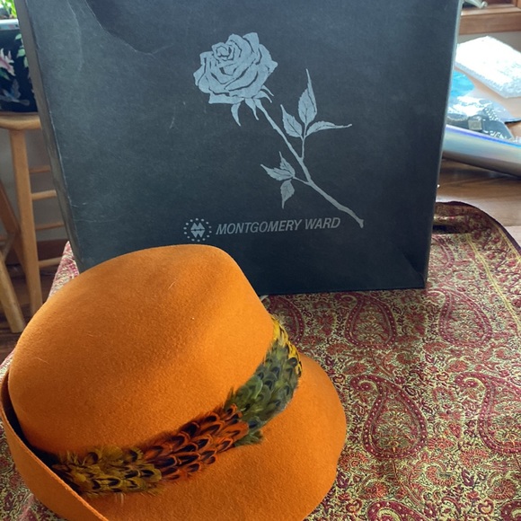 1969 Miss Eileen USA orange wool woman’s hat with feathers in original hat box - Picture 7 of 14